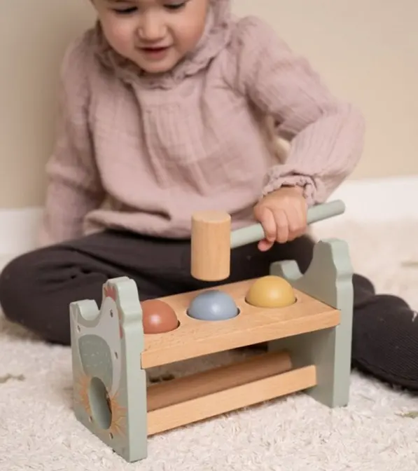 Gioco con uova e martello